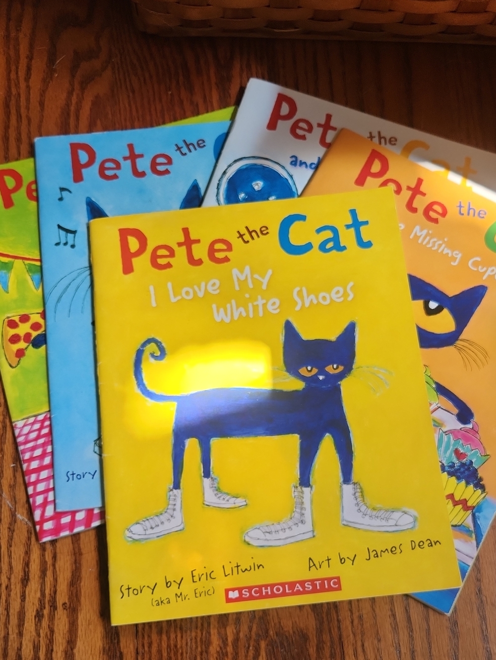 Scholastic Pete the Cat Sey Of 5 Books